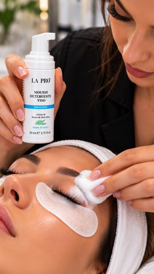 Extension ciglia: perché è fondamentale lavarle ogni giorno e come utilizzare la Cleansing Foam